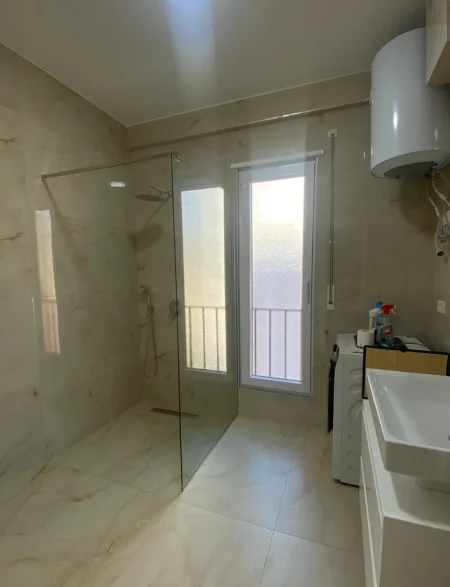 Tirane, jepet me qera apartament 2+1+Ballkon Kati 6, 98 m² 1.000 € (Pazari i Ri)