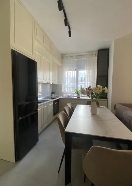 Tirane, jepet me qera apartament 2+1+Ballkon Kati 6, 98 m² 1.000 € (Pazari i Ri)