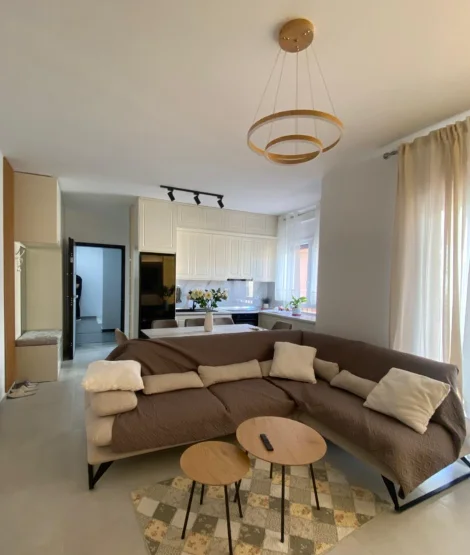 Tirane, jepet me qera apartament 2+1+Ballkon Kati 6, 98 m² 1.000 € (Pazari i Ri)