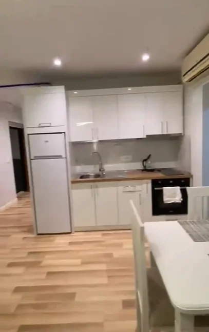 Tirane, jepet me qera apartament 1+1 Kati 3, 55 m² 550 € (MINISTRIA E DREJTESISE)