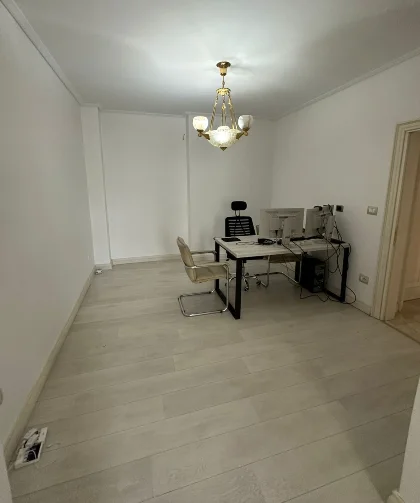 Tirane, jepet me qera zyre Kati 4, 90 m² 1.000 € 