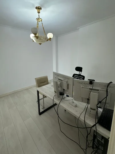 Tirane, jepet me qera zyre Kati 4, 90 m² 1.000 € 