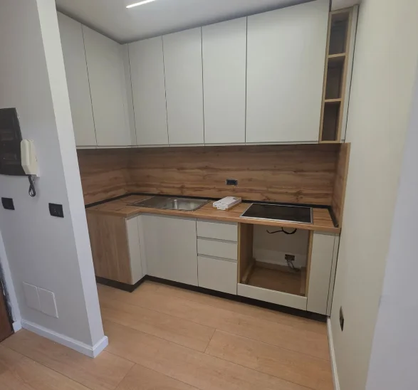 Tirane, jepet me qera apartament 2+1 Kati 5, 90 m² 800 € (Globe)