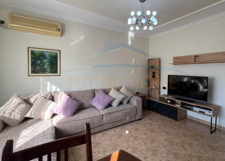 Tirane, jepet me qera apartament 1+1 Kati 5, 52 m² 475 € (Xhamlliku)