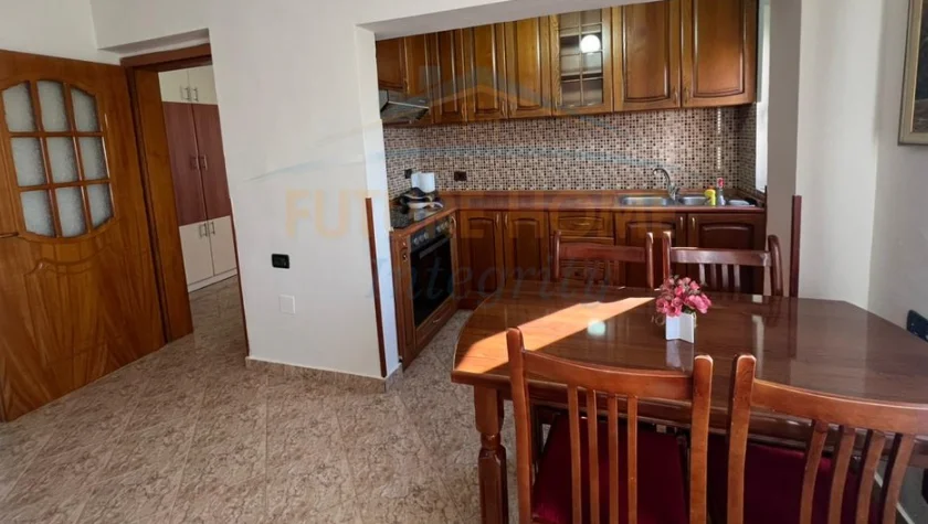 Tirane, jepet me qera apartament 1+1 Kati 5, 52 m² 475 € (Xhamlliku)