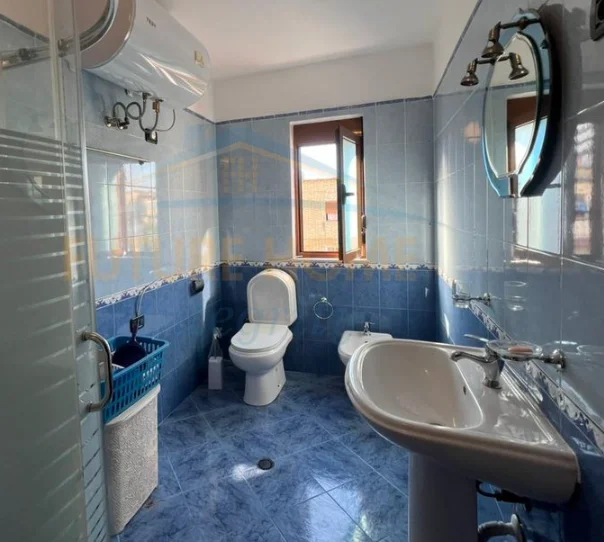 Tirane, jepet me qera apartament 1+1 Kati 5, 52 m² 475 € (Xhamlliku)