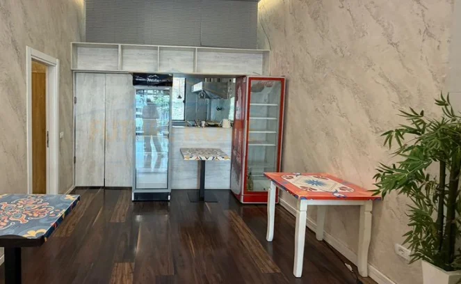 Tirane, jepet me qera ambjent biznesi Kati 0, 78 m² 1.300 € (Sheshi Willson)