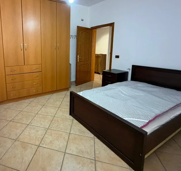Tirane, jap me qera apartament 2+1+2+ Ballkon, Kati 3, 95 m² 650 € (21 Dhjetori)