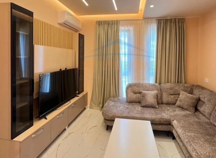 Tirane, jepet me qera apartament 1+1+Ballkon Kati 1, 64 m² 475 € (Rruga e Dibres)