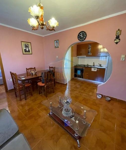 Tirane, jepet me qera apartament 2+1 Kati 2, 75 m² 499 € (Ish Parku Autobuzave)