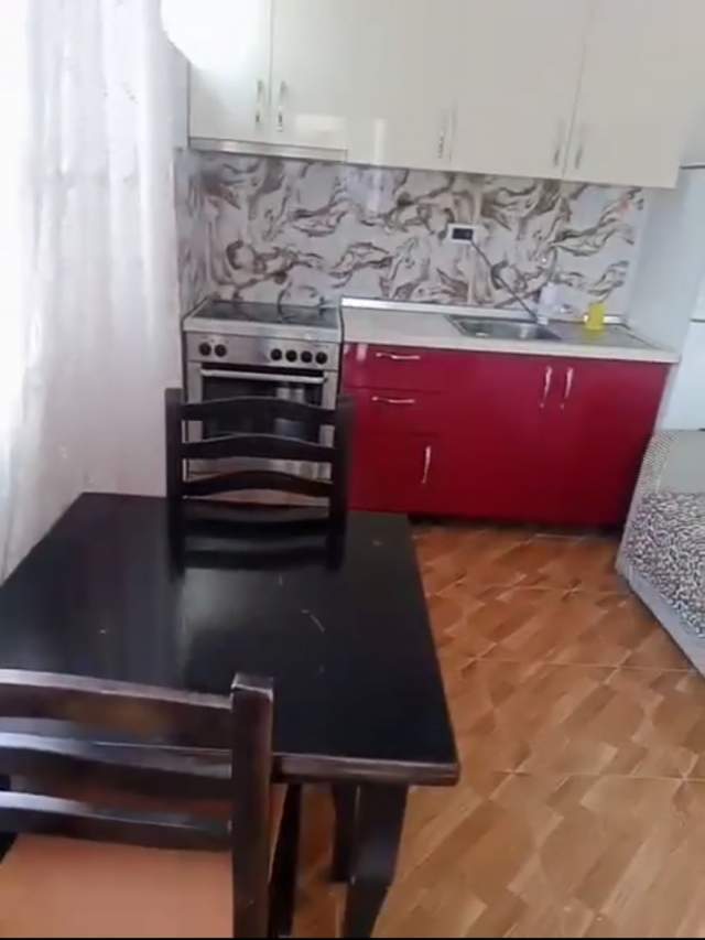 Tirane, jap me qera shtepi 1+1 Kati 1, 20.000 Leke (Rruga Jordan Misja)