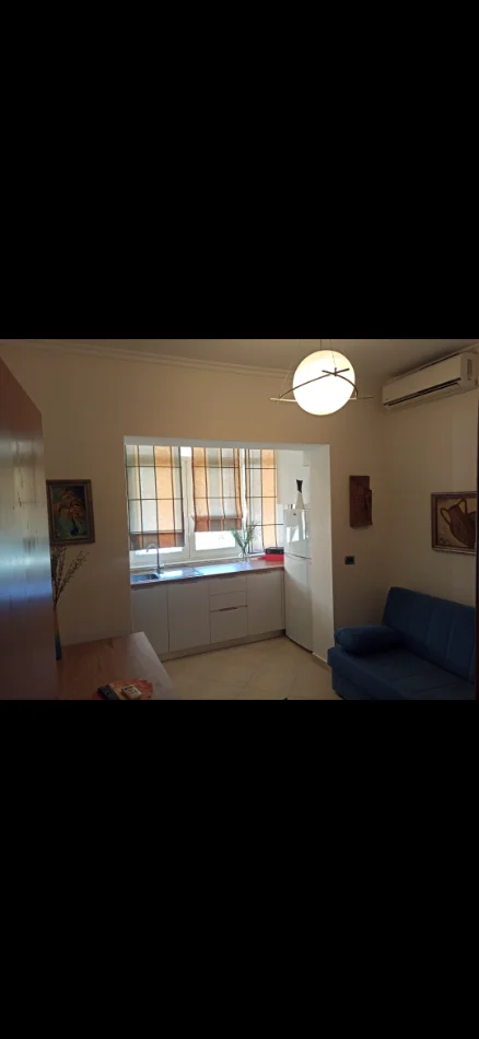 Tirane, jepet me qera apartament 1+1 Kati 2, 61 m² 380 € (perballe me pallatin e T.Doshit))