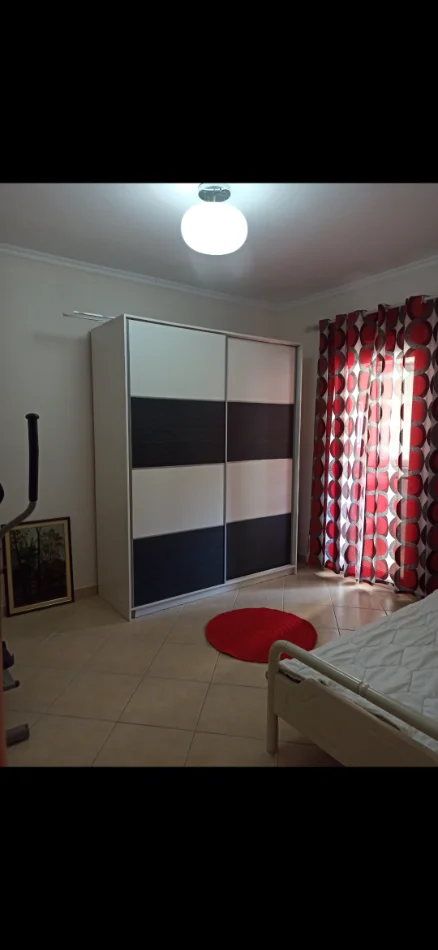 Tirane, jepet me qera apartament 1+1 Kati 2, 61 m² 380 € (perballe me pallatin e T.Doshit))