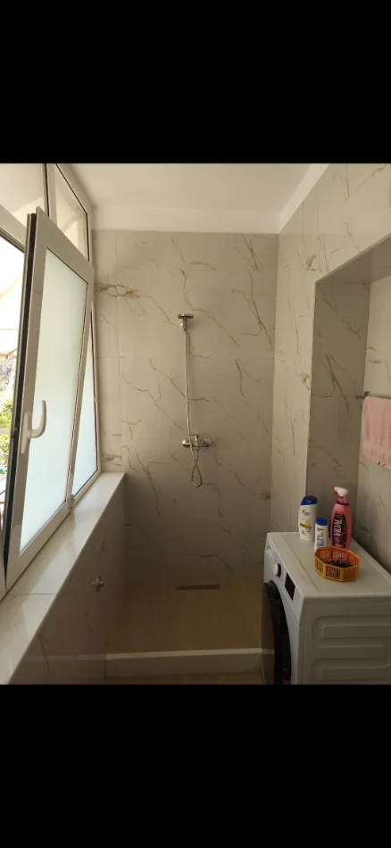 Tirane, jepet me qera apartament 1+1 Kati 2, 61 m² 380 € (perballe me pallatin e T.Doshit))