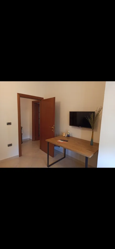 Tirane, jepet me qera apartament 1+1 Kati 2, 61 m² 380 € (perballe me pallatin e T.Doshit))