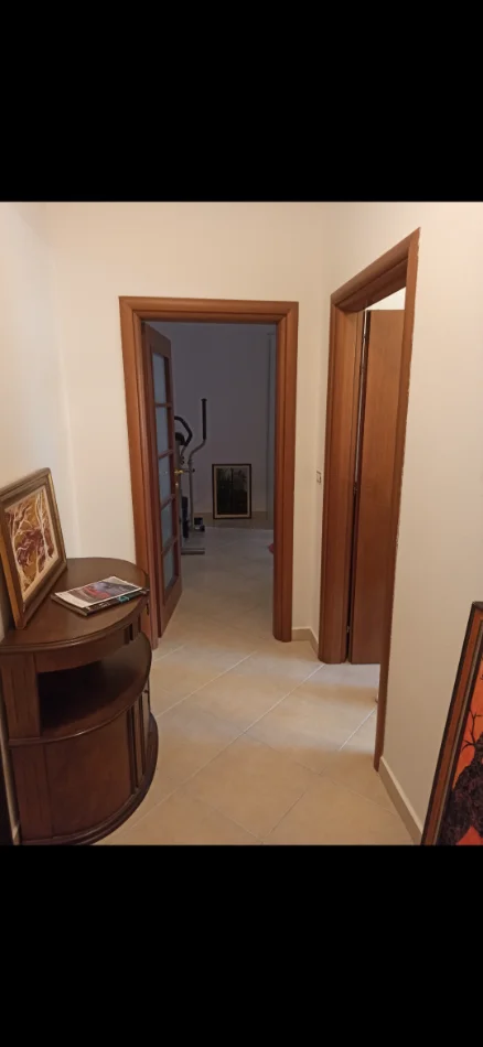 Tirane, jepet me qera apartament 1+1 Kati 2, 61 m² 380 € (perballe me pallatin e T.Doshit))