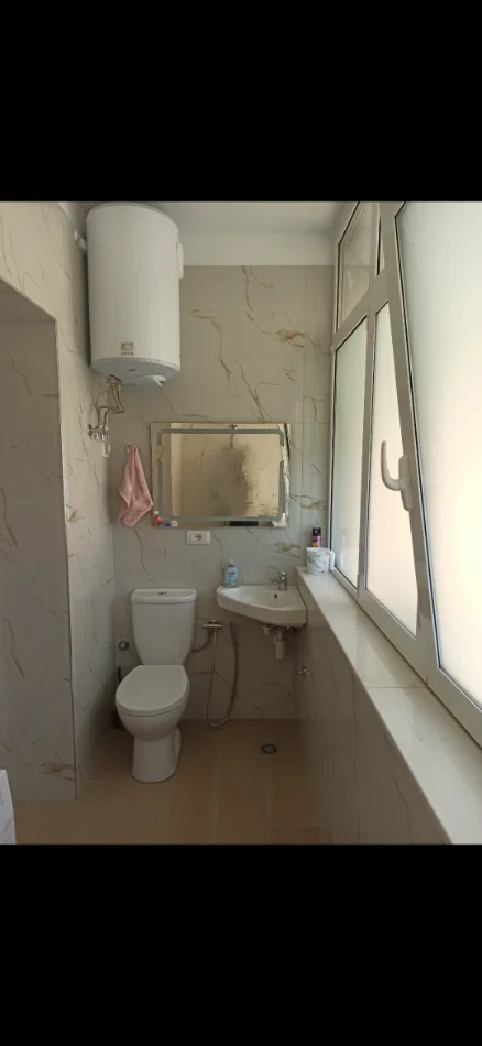 Tirane, jepet me qera apartament 1+1 Kati 2, 61 m² 380 € (perballe me pallatin e T.Doshit))