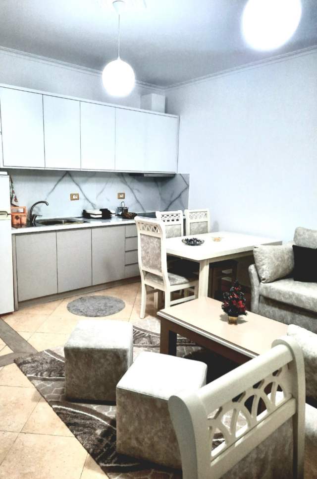 Tirane, jepet me qera apartament 1+1+BLK Kati 2, 60 m² 400 Euro (Rruga Lord Bajron  kryqezimin me Rrugen Dritan Hox)