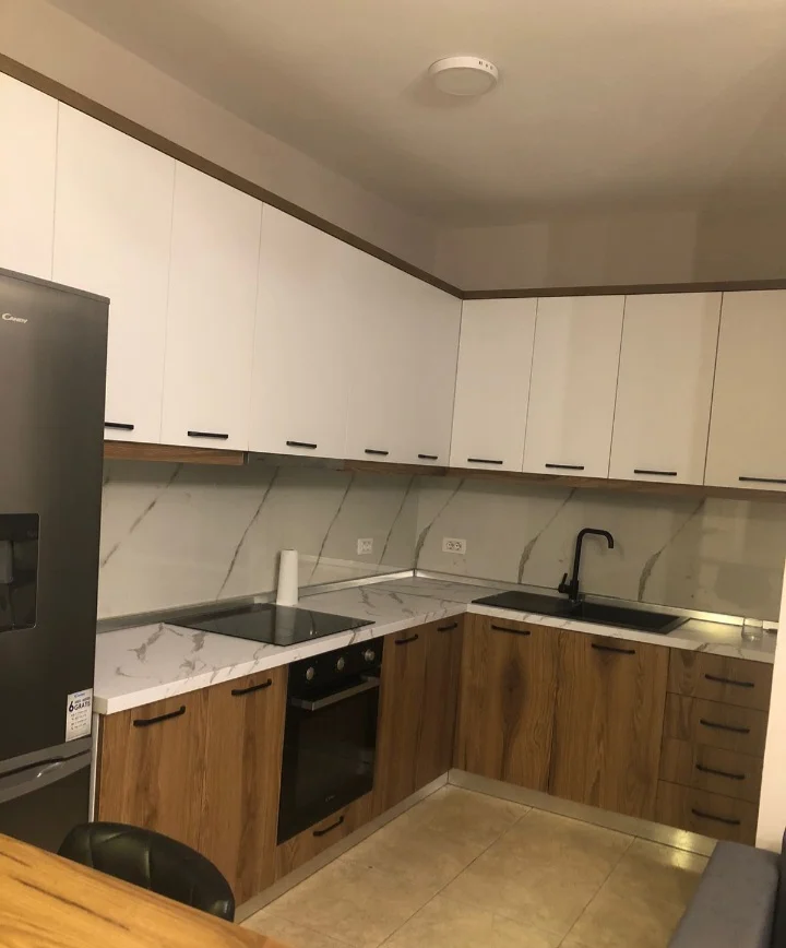 Tirane, jepet me qera apartament 2+1 Kati 3, 80 m² 400 € (5 min nga Teleferiku, Fresk)