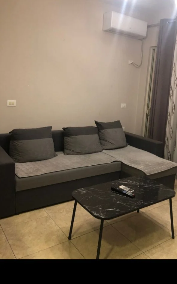 Tirane, jepet me qera apartament 1+1+Ballkon Kati 4, 60 m² 400 € (Mbrapa Skrapit, Fundi Rruges Burgut)