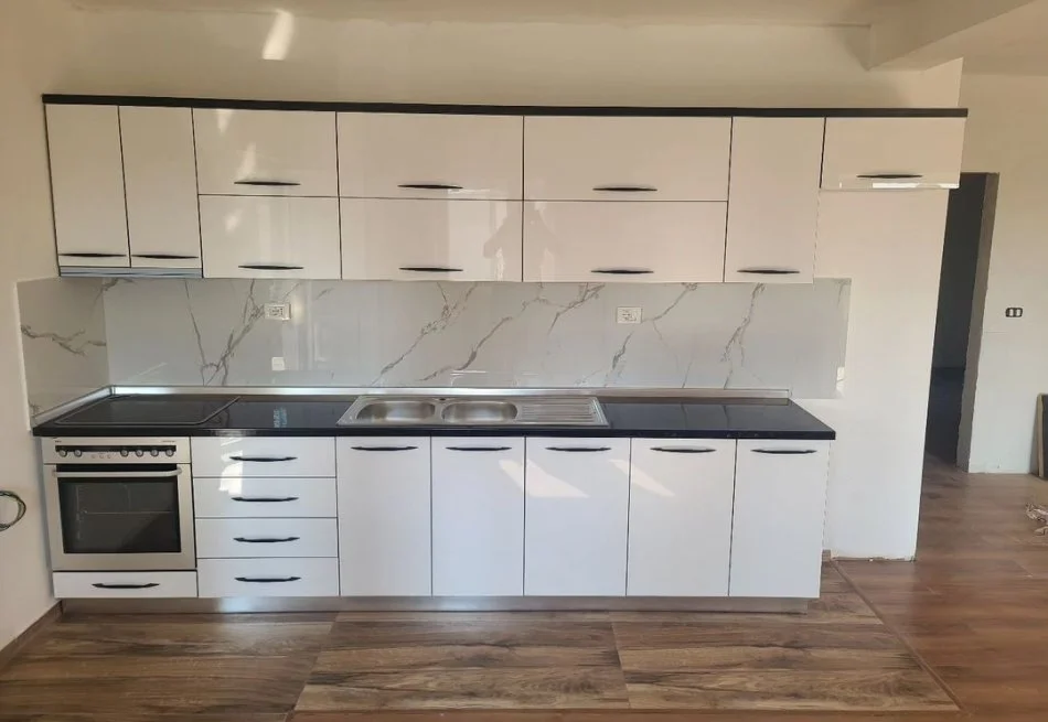 Tirane, shes Guzhina te Reja Akreliku + Paisje 1.100 €