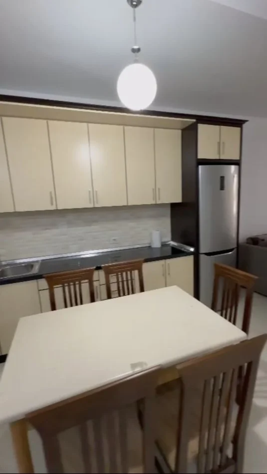 Tirane, jepet me qera apartament 1+1+Ballkon Kati 3, 61 m² 350 € (Rruga dajtit)