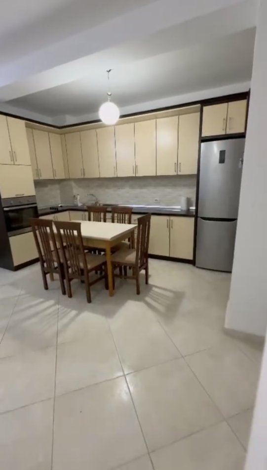 Tirane, jepet me qera apartament 1+1+Ballkon Kati 3, 61 m² 350 € (Rruga dajtit)
