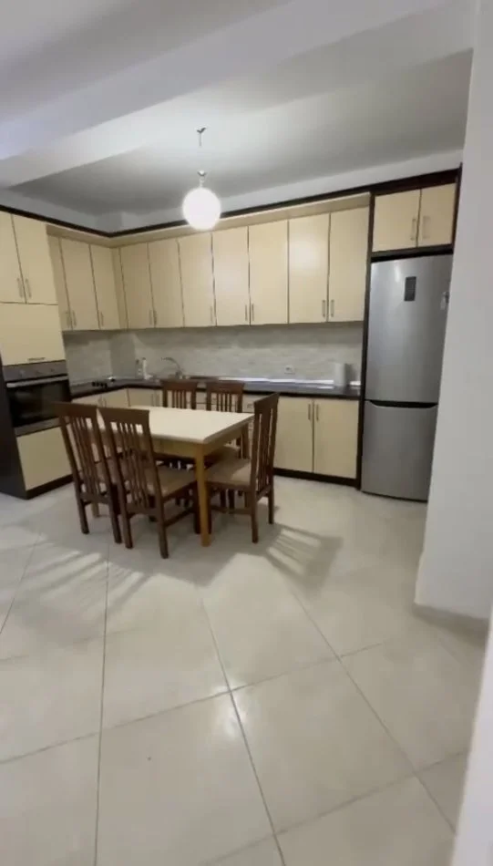 Tirane, jepet me qera apartament 1+1+Ballkon Kati 3, 61 m² 350 € (Rruga dajtit)