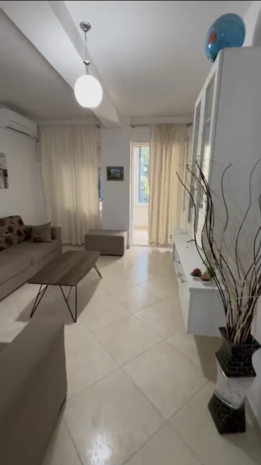 Tirane, jepet me qera apartament 1+1+Ballkon Kati 3, 61 m² 350 € (Rruga dajtit)