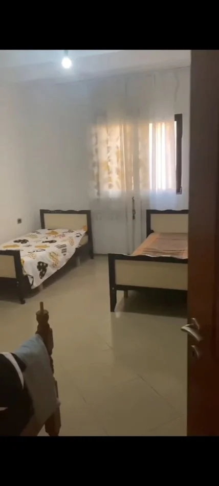 Tirane, jepet me qera Vile 1+1+Ballkon Kati 3, 55 m² (5 min siper Hotel DEA, Vilat Gjermane)