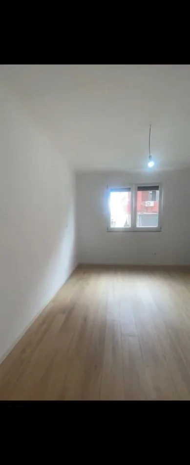 Shes 1+1  cmimi 135000 Rruga Elbasanit