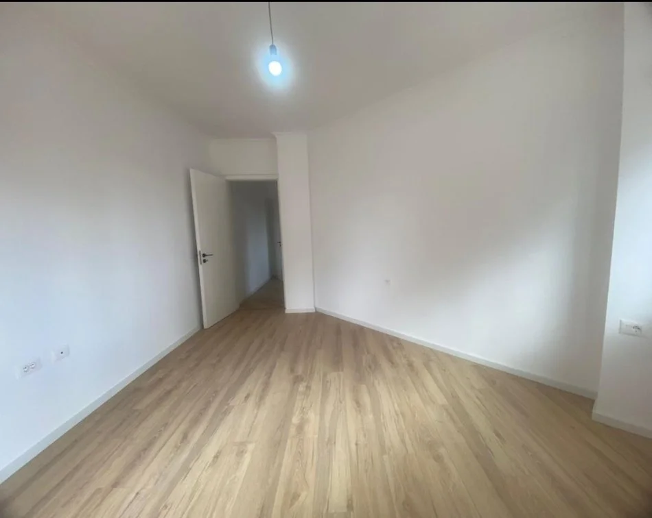 Shes 1+1  cmimi 135000 Rruga Elbasanit