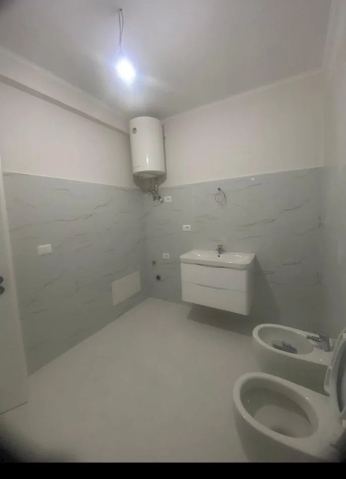 Shes 1+1  cmimi 135000 Rruga Elbasanit