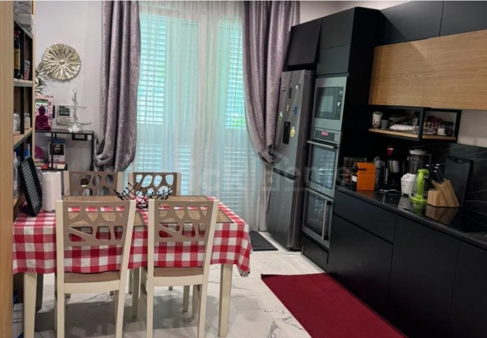 Durres, shitet Vile Gjiri Lalzit 4+1+Aneks+Ballkon , 400.000 €