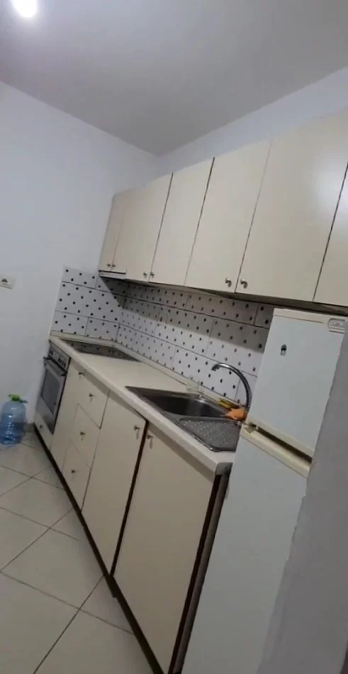 Tirane, jepet me qera apartament 3+1+Ballkon Kati 2, 130 m² 500 € (Rr elbasanit)