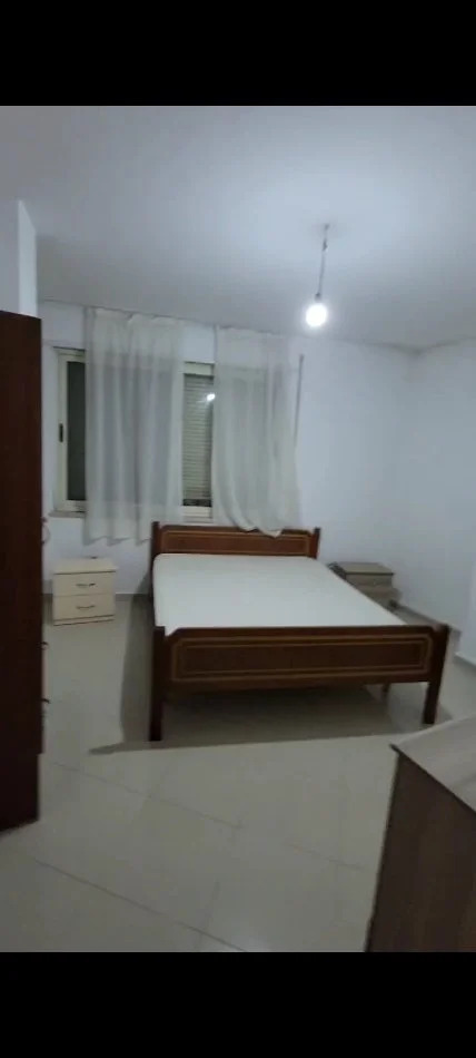 Tirane, jepet me qera apartament 3+1 Kati 2, 130 m² 500 € (rr elbasanit)