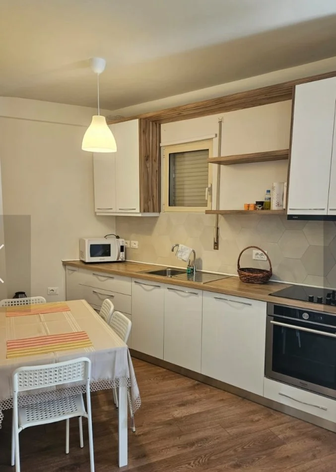 Tirane, jepet me qera apartament 1+1 Kati 4, 74 m² 450 € (RR.E ULLISHTES Liqeni i Thate)