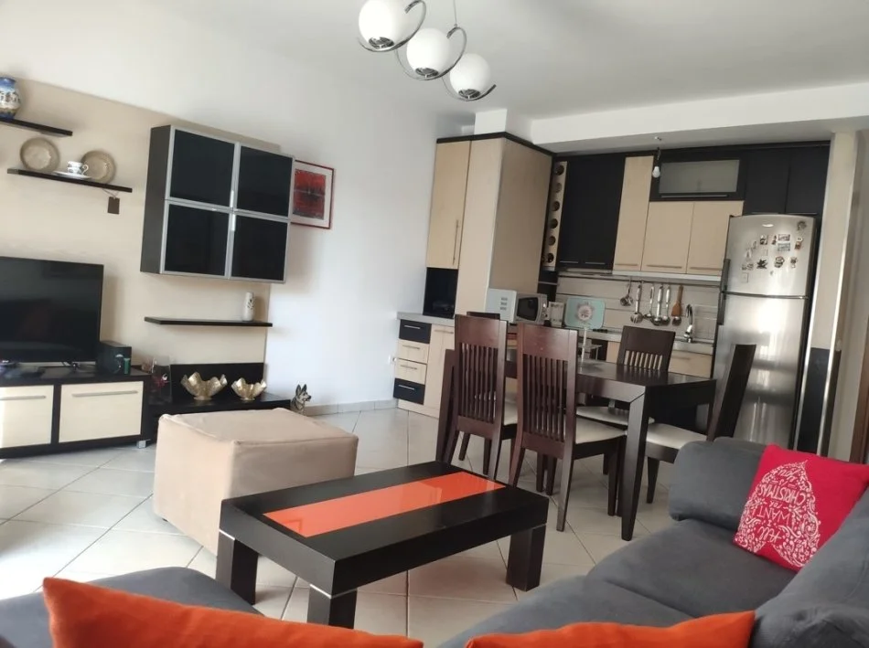 Tirane, jepet me qera apartament 2+1+Ballkon Kati 1, 102 m² 500 € 