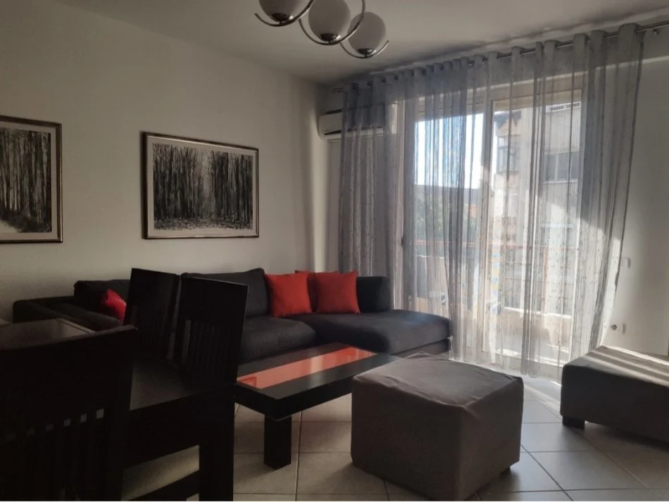 Tirane, jepet me qera apartament 2+1+Ballkon Kati 1, 102 m² 500 € 