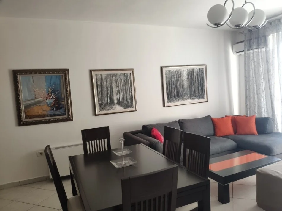 Tirane, jepet me qera apartament 2+1+Ballkon Kati 1, 102 m² 500 € 