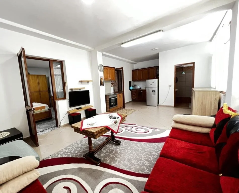 Tirane, jepet me qera Vile 2+1 Kati 1, 70 m² 300 € (Pran Xhamis,Yzberishtit)