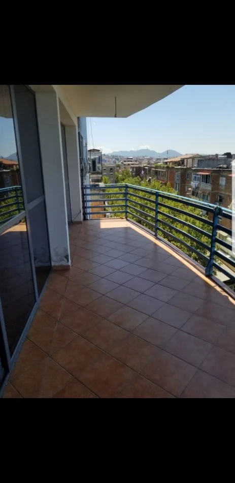 Tirane, jepet me qera apartament 1+1 Kati 4, 70 m² 300 € (Xhamlliku)