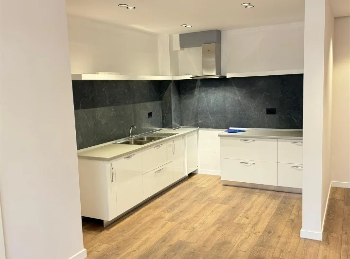 Tirane, shitet apartament 2+1+Ballkon Kati 5, 120 m² 230.000 € (Hamdi sina)