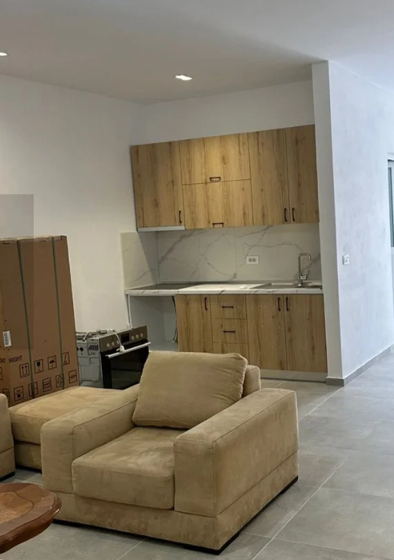 Tirane, jepet me qera Vile 1+1 Kati 1, 60 m² (Perball Tv Klanit, Kinostudio)
