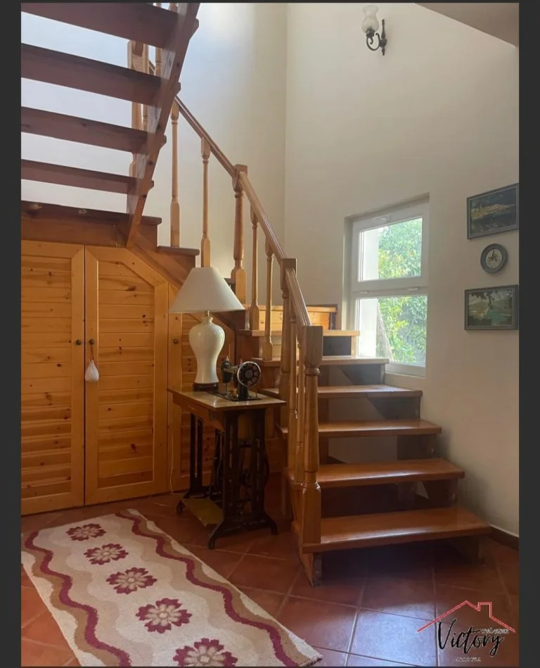 Tirane, jepet me qera Vile 3+1 Kati 2, 204 m² 1.000 € (Rruga Pjeter Budi)