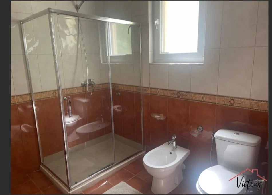 Tirane, jepet me qera Vile 3+1 Kati 2, 204 m² 1.000 € (Rruga Pjeter Budi)