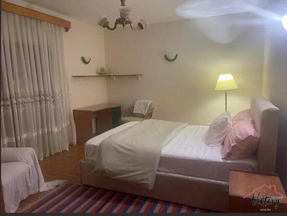 Tirane, jepet me qera Vile 3+1 Kati 2, 204 m² 1.000 € (Rruga Pjeter Budi)