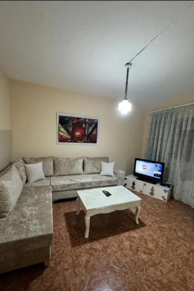 Tirane, jepet me qera apartament 1+1 Kati 3, 70 m² (Pran Kmy,Laprak)
