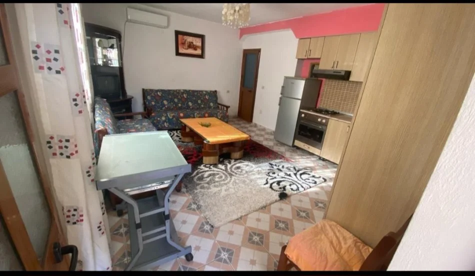 Tirane, jepet me qera garsonier 1+1 Kati 1, 30 m² (Ish Fusha Aviacionit)