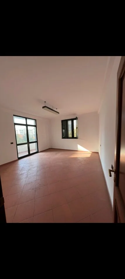 Tirane, jepet me qera apartament(Per biznes) Kati 3, 70 m² 550 € (Rruga e Barrikadave)